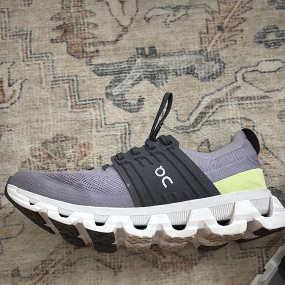 On cloud Running woman’s purple Sneakers with Black laces - Picture 2 of 4